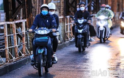 Chùm ảnh: Người Hà Nội co ro trong mưa lạnh đầu mùa