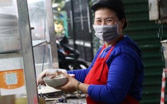 Đội mưa đi ăn sáng, uống cà phê trong ngày đầu Đà Nẵng cho phục vụ tại chỗ