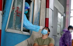 Nơi bỏ kiểm soát, nơi vẫn đòi giấy xét nghiệm