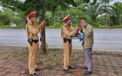 Vui chén rượu cuối tuần bị giữ xe, tài xế ô tô bắt taxi cùng vợ con về nhà