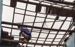 Lốc xoáy mạnh chưa từng thấy cuốn phăng 45 mái nhà, dân tháo chạy trong đêm