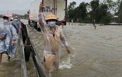 Huế: Di dời gần 100 người dân, nhiều tuyến đường vẫn chia cắt do mưa lớn