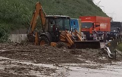 Cập nhật mưa lũ miền Trung: Nhiều tuyến đường bị sạt lở, giao thông tê liệt