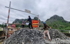 Một xã ở Thanh Hóa đổ đất đá bịt lối đi để... kiểm soát dịch Covid-19