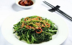 Rau muống xào xanh ngon hấp dẫn chỉ thêm thứ tưởng không liên quan này