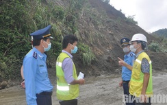 Đường Hồ Chí Minh qua Quảng Nam vẫn bị sạt lở đất "uy hiếp"