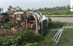 Lật xe container, cao tốc Hà Nội - Bắc Giang tắc dài giờ cao điểm sáng