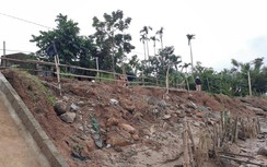 Hàng chục hộ dân thấp thỏm lo âu bên bờ sông sạt lở