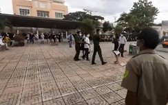 Bắt giam 2 mẹ con hành hung cảnh sát khi không nhận được tiền hỗ trợ Covid