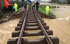 Khẩn trương khắc phục các vị trí nền đường, vai đường sắt bị lũ cuốn trôi