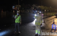 Thanh tra đường bộ xuyên đêm phân luồng nơi “điểm nóng” ngập chia cắt QL1