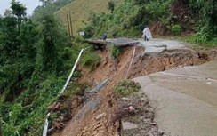Lũ kinh hoàng cuốn trôi người ở Quảng Ngãi, sập cầu trên QL qua Bình Định