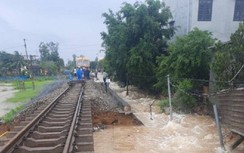 Đường sắt Bắc - Nam hư hỏng nặng do mưa lớn, khi nào mới thông trở lại?