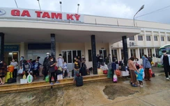 Đường sắt qua Quảng Nam bị ngập, trung chuyển khách lên ôtô vào Quảng Ngãi