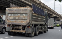 Xe chở vật liệu rơi vãi nghênh ngang trên phố