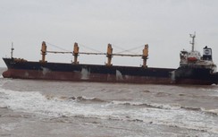 Vì sao vẫn chưa giải cứu được tàu Glory Future mắc cạn ở Cửa Việt?