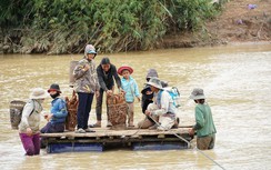 Dân đánh cược mạng sống, đu dây vượt suối mưu sinh