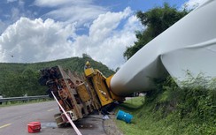 Lật xe chở thiết bị điện gió khi lên đèo An Khê, người đi đường hốt hoảng