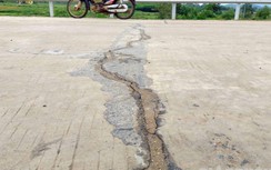 Đường bê tông trên tỉnh lộ 9 chưa nghiệm thu đã bong tróc, nứt ngang dọc