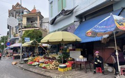Chợ "cóc" tái diễn lấn chiếm vỉa hè, lòng đường ở ngã ba Cửa Ông