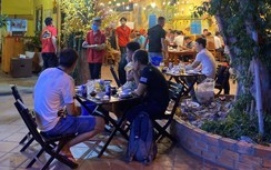 Nhiều quán ăn ở TP.HCM bị phạt vì "phá rào" bán bia rượu cho khách