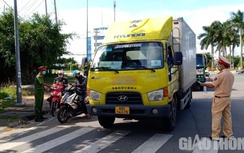 Nhiều người bất lực quay xe vì không đủ điều kiện vào vùng cam, đỏ Bạc Liêu