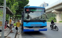 Xe buýt nhộn nhịp trở lại, phải “bỏ khách” giờ cao điểm sau tái khởi động