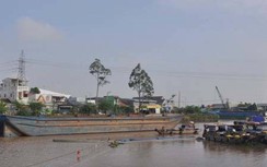 Tiền Giang: Đang trục vớt sà lan 785 tấn chìm trên kênh Chợ Gạo