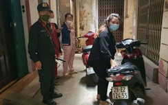 Loạt phụ nữ đầu trần phi xe máy vào ngõ cụt khi gặp cảnh sát 141