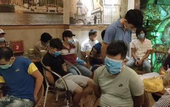 Bắt một nhóm cá độ bóng đá trong quán cà phê, 2 người mắc Covid-19