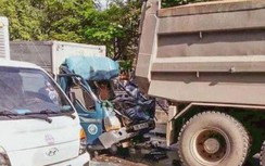 Ô tô tải đâm đuôi xe ben, tài xế bị thương nặng mắc kẹt trong cabin