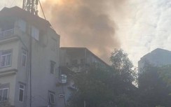 Cháy lớn khu tập thể Thành Công, cảnh sát hướng dẫn người dân chạy thoát