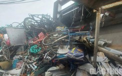 Một hộ dân lấn chiếm hành lang cầu Cái Nước, tập kết phế liệu gây mất ATGT