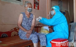Bạc Liêu: Tổ Covid-19 cộng đồng đến tận nhà tiêm vaccine cho người dân