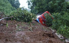 Đất đá sạt lở đè xe khách giữa đèo, tài xế hốt hoảng đưa khách bỏ chạy