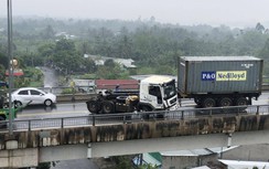 Xe container va chạm thành cầu Rạch Miễu, kẹt xe gần 2 tiếng