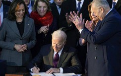 Chỉ có ở Mỹ: Tổng thống ký dự luật hạ tầng trên bãi cỏ, kèn đồng rộn ràng