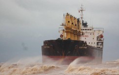 Quảng Trị: Giám sát việc bơm hút chất thải nhiễm dầu từ tàu Glory Future