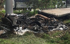 Né ô tô, xe đầu kéo tông thẳng cột đèn rồi bốc cháy dữ dội