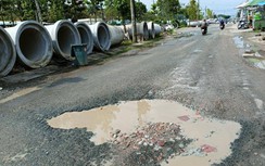 Cà Mau: Thi công đường "bầy hầy" do... vướng mặt bằng?