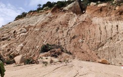 Người dân gặp tai nạn vì tránh điểm sạt lở trên đường ven biển Bình Định