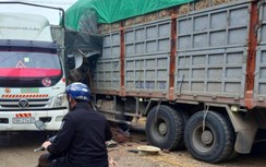 Video: Xe tải mất lái va chạm với xe tải khác, tài xế gãy chân