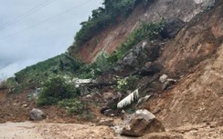 Tiếp tục sạt lở gây tắc đường ở Trường Sơn Đông