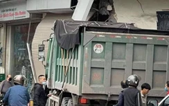 Tránh xe máy, ô tô tải tông xe con đang đỗ rồi đâm sập tường nhà dân