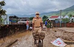 CSGT, thanh niên Bình Định xắn quần cào bùn, dọn nhà giúp dân vùng sạt lở