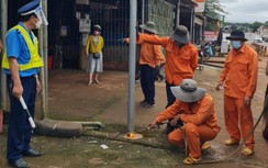 Tháo gỡ biển quảng cáo lấn chiếm hành lang ATGT trên QL14