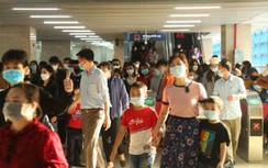 Khách mệt mỏi vì chen chúc đi tàu Cát Linh - Hà Đông ngày cuối miễn phí