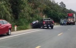 Tài xế đâm hỏng xe biển xanh, bỏ trốn 3 giờ rồi quay lại xin lỗi