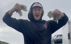 "Mưa tiền" USD phủ đầy cao tốc Mỹ, dân vứt xe giữa đường lao ra nhặt