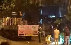 Nhậu say sau tiệc sinh nhật, 2 công nhân gặp nạn khi tông đuôi ô tô